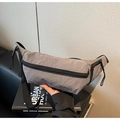 Détails d'un sac bandoulière en nylon gris avec texture plissée et sangle réglable - Gris