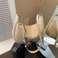 Borsa a spalla chic bianco crema con trama a pieghe ondulate e catena decorativa argento - Bianco Sporco