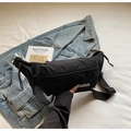 Vue détaillée d'un sac bandoulière en nylon noir avec fermetures et marquage - Noir