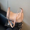 Borsa croissant rosa con trama marmorizzata, catena argento e tracolla lunga - Rosa