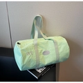Dettaglio della borsa sportiva verde menta con ricamo WE e smiley sul lato laterale - Verde