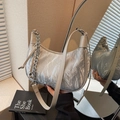Borsa hobo argento con trama stropicciata e catena metallica argentata decorativa spessa - Argento