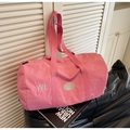 Dettaglio della borsa da viaggio in tela rosa con ricamo WE e icona smile bianca - Rosa