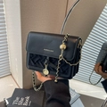 Borsa a tracolla nera trapuntata con catena dorata e sfera di regolazione in metallo - Nero