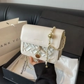Borsa a tracolla trapuntata crema con catena a sfera dorata in confezione regalo - Bianco Sporco