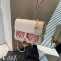 Borsa a tracolla beige e rosa trapuntata con catena dorata e ciondolo a sfera in metallo - Rosa