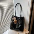 Borsa tote nera lucida con ciondolo a forma di orso marrone e nappe sui manici - Con Ciondolo / Nero
