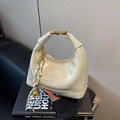 Chicke beige Handtasche aus glänzendem Kunstleder mit Logo und Goldbeschlägen - Gebrochenes Weiß