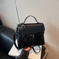 Borsa a mano vintage nera classica con doppie fibbie e finitura lucida elegante - Nero