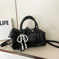 Borsa Boston nera vintage con fiocco in organza e pendente di perle da donna - Nero (Con Ciondolo)