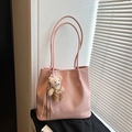 Borsa tote rosa minimalista in pelle PU con ciondolo a forma di orso e tracolla - Con Ciondolo / Rosa