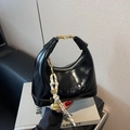 Schwarze glänzende Lackleder-Umhängetasche mit goldenen Beschlägen und Glockenanhänger - Schwarz