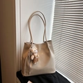Borsa tote beige minimalista con tracolla e un simpatico ciondolo a forma di orso - Con Ciondolo / Albicocca