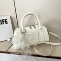 Borsa Boston bianca con fiocco in organza e ciondolo di perle e dettagli argentati - Bianco (Con Ciondolo)