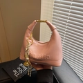 Zartrosa Handtasche in Halbmondform mit geprägtem Logo und goldenen Metallakzenten - Rosa