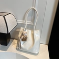Bolso tote de cuero suave blanco brillante con colgante de osito marrón y asas delgadas - Con Colgante / Blanco
