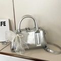 Borsa Boston argento con grande fiocco in organza bianca e ciondoli di perle eleganti - Argento (Con Ciondolo)
