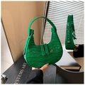 Détail du sac demi-lune vert vif avec texture crocodile et fermeture éclair argentée - Vert