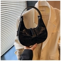 Détail de la texture cuir crocodile noir sur un sac à main minimaliste en demi-lune - Noir