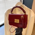 Sac à main élégant en cuir rouge foncé avec poignée tissée et boucle dorée - Rouge