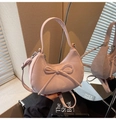 Détail du sac à main rose en forme de croissant avec nœud décoratif élégant - Rose