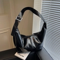 Borsa hobo nera lucida minimalista con ampia tracolla e fibbia in metallo argento - Nero