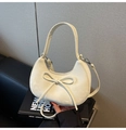 Détail du sac croissant blanc crème avec son nœud décoratif et sa bandoulière - Blanc Cassé
