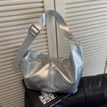 Borsa tote a mezzaluna argento metallizzato con tracolla larga e finitura lucida su pelle - Argento