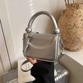Schicke kleine quadratische Tasche in Silber-Metallic mit zylindrischem Griff - Silber
