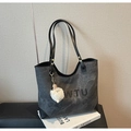 Detalle de bolso shopper gris textura piedra con relieve WTU y pompón de peluche - Verde Negruzco Con Colgante