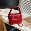 Minimalistische, glänzend rote kleine quadratische Handtasche mit rundem Handgriff - Rot