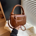 Kleine braune Umhängetasche aus Kunstleder mit rundem Griff für Damen im Minimal-Stil - Braun