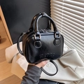 Bolso retro de cuero PU negro brillante con letras en relieve y detalles metálicos plateados - Negro