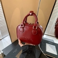 Bolso bowling retro rojo oscuro con acabado brillante y relieve para mujer de moda - Rojo