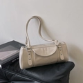 Bolso baguette vintage crema en piel sintética brillante con detalles metálicos plateados - Blanco Roto