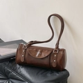 Bolso cilíndrico vintage marrón oscuro con remaches plateados y letras ZHONMA - Marrón