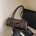 Bolso cilíndrico retro marrón oscuro con logo ZHCNMA y detalles de remaches plateados - Marrón