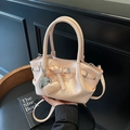 Bolso tipo cubo rosa claro con colgante de corazón y correa ajustable para mujer - Rosa con colgante