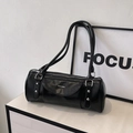 Bolso boston de cuero negro brillante con remaches plateados y logo ZHCNMA en mesa - Negro