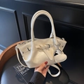 Bolso tipo cubo beige chic con hebilla de metal y colgante de corazón oscuro - Beige Con Amuleto