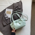 Bolso bombonera verde menta de piel sintética arrugada con hebilla decorativa - Verde Sin Colgante