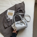Elegante bolso bombonera plateado metalizado con textura grabada y bandolera - Plata Sin Colgante