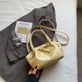 Bolso bombonera de cuero amarillo pálido con diseño plisado y detalles plateados - Amarillo sin colgante