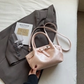 Bolso tipo cubo rosa de cuero plisado con asas de mano y correa fina de bandolera - Rosa Sin Colgante
