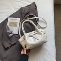 Bolso cubo minimalista beige perlado con asa y detalle de hebilla de cuero - Blanco Arroz (Sin Colgante)