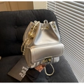 Détail du sac seau argenté avec fermeture à cordon et bandoulière en chaîne métal - Argent