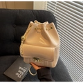 Détail du sac seau verni beige avec motifs surpiqués et bandoulière chaîne dorée - Blanc Cassé