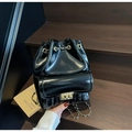 Détails d'un sac à dos seau noir brillant avec bretelles en chaîne dorée - Noir