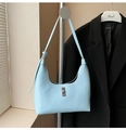 Detalle del bolso hobo de charol azul claro con un cierre de giro de metal plateado - Azul