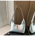 Detalle del bolso hobo plateado con correa ajustable y cierre giratorio de metal - Plateado